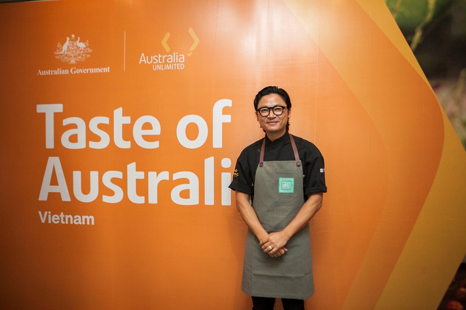 Đại sứ “Taste of Australia” Luke Nguyen đang hướng dẫn các thí sinh tại cuộc thi 